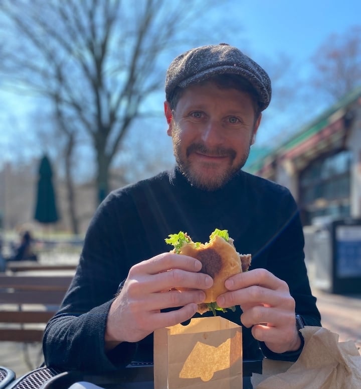 That&rsquo;s me, eating a burger in Central Park, NYC